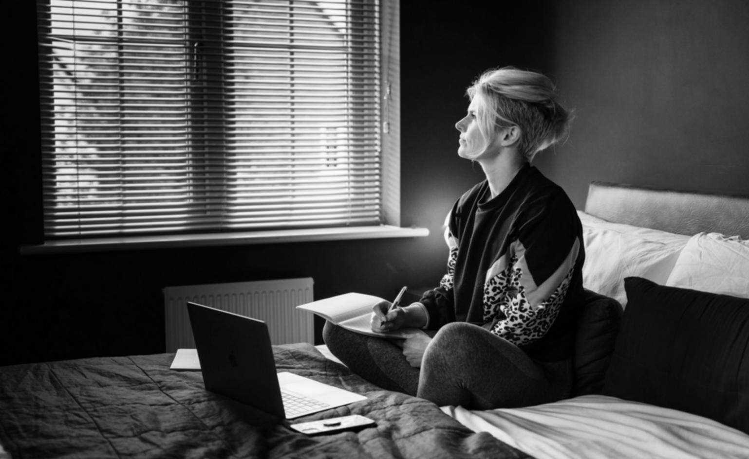 SEO Content Writing Arbeitsplatz mit Laptop und Notizen